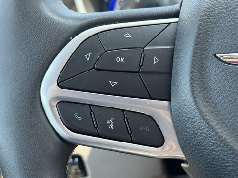 Used 2023 Chrysler Pacifica Limited FWD image 18