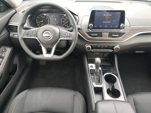 Used 2024 Nissan Altima 2.5 SV FWD image 16