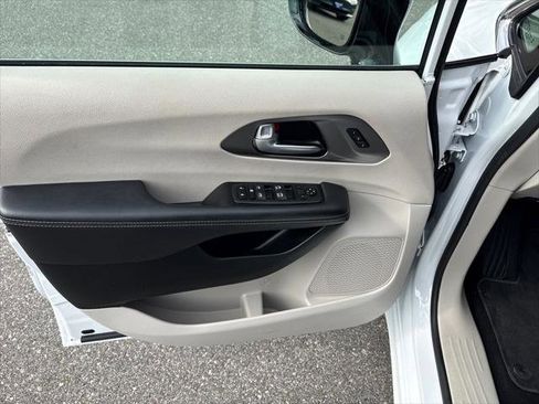 Used 2024 Chrysler Pacifica Touring-L FWD image 14