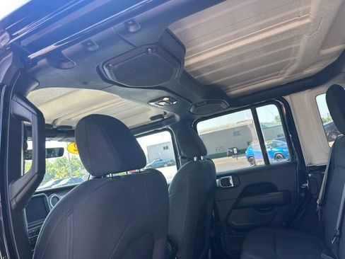 Used 2022 Jeep Wrangler Unlimited Sahara w/ Cold Weather Group AWD/4WD image 19