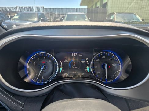 Used 2025 Chrysler Pacifica Limited FWD image 6