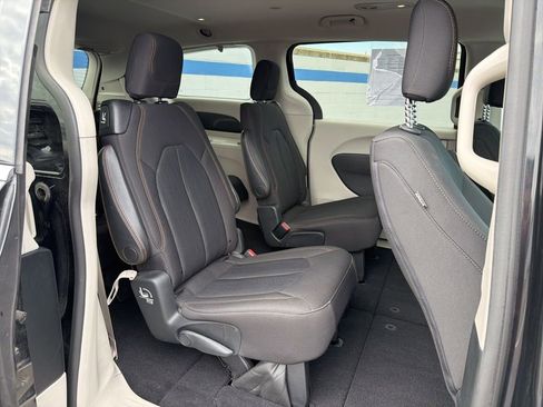 Used 2017 Chrysler Pacifica Touring image 24