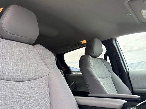 Used 2026 Toyota Sienna LE AWD/4WD image 18