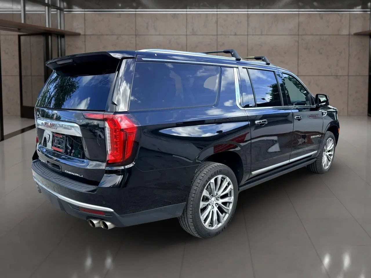 Used 2021 GMC Yukon XL Denali w/ Denali Premium Package AWD/4WD image 3
