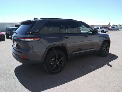 Used 2023 Jeep Grand Cherokee Altitude AWD/4WD image 5