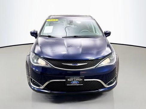 Used 2018 Chrysler Pacifica Touring Plus w/ Tire & Wheel Group FWD image 2