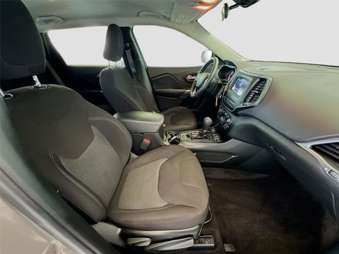Used 2019 Jeep Cherokee Latitude w/ Cold Weather Group AWD/4WD image 25