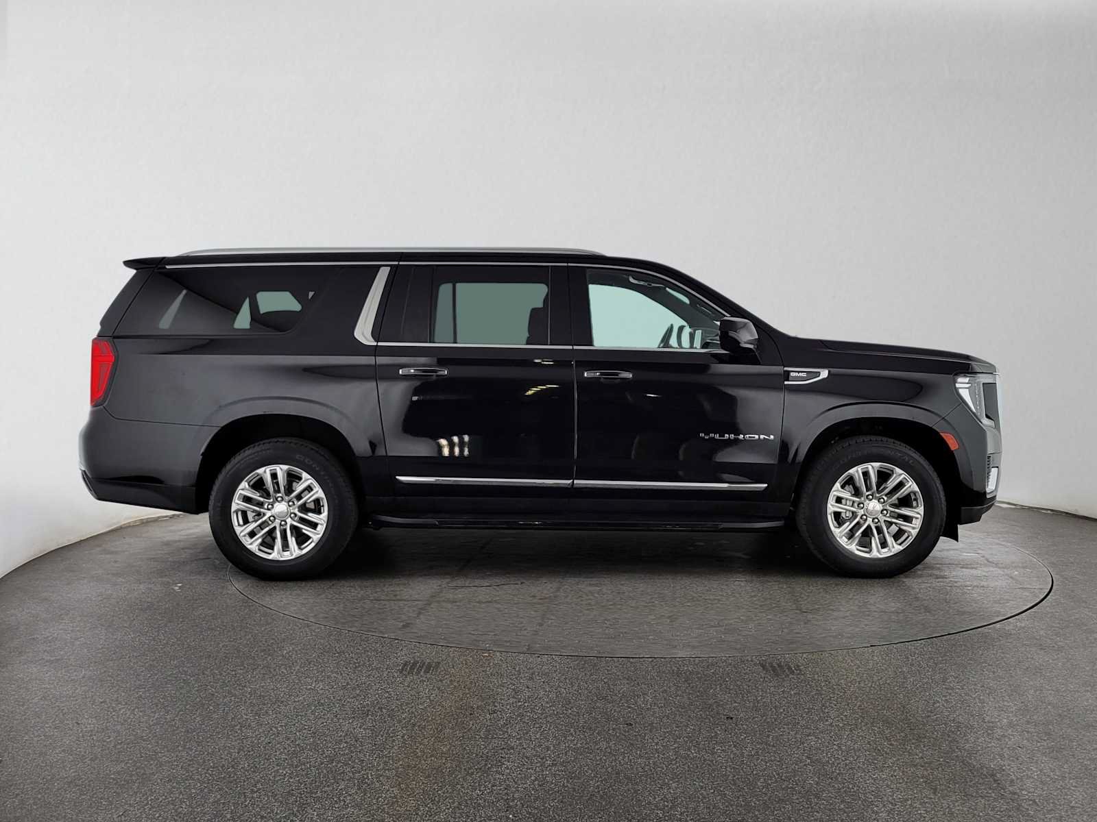 Used 2023 GMC Yukon XL SLT RWD image 2