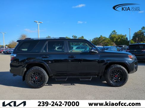 Used 2021 Toyota 4Runner SR5 Premium image 4