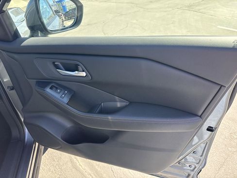 Used 2025 Nissan Rogue SV FWD image 28