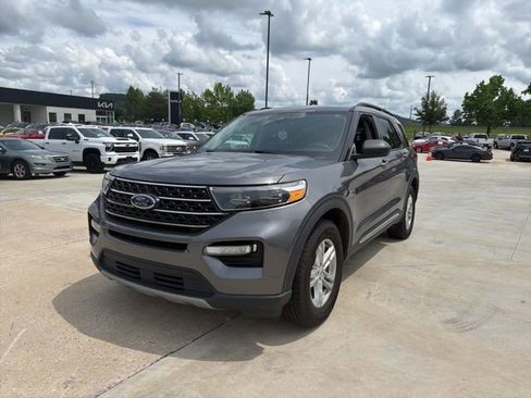 Used 2021 Ford Explorer XLT w/ Equipment Group 202A AWD/4WD image 2