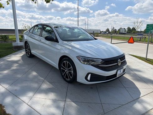 Used 2023 Volkswagen Jetta Sport FWD image 2