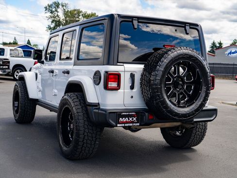 Used 2018 Jeep Wrangler Unlimited Sahara w/ Uconnect 4C Nav & Sound Group AWD/4WD image 10