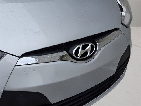 Used 2016 Hyundai Veloster image 9