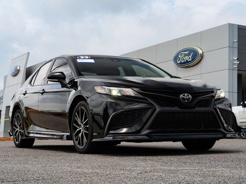 Used 2023 Toyota Camry SE FWD image 1