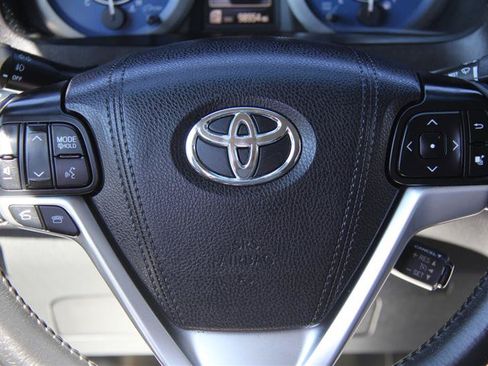 Used 2016 Toyota Sienna XLE w/ XLE Navigation Package FWD image 28