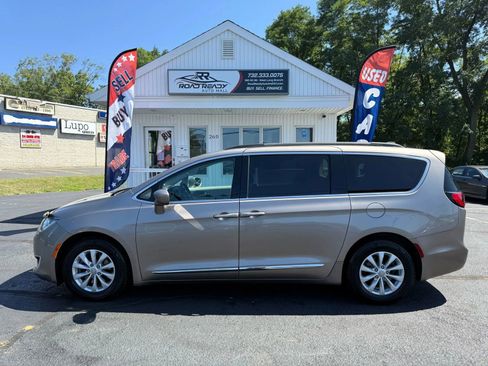 Used 2017 Chrysler Pacifica Touring-L image 10