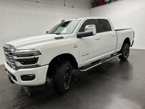 Used 2025 RAM 2500 Laramie AWD/4WD image 4