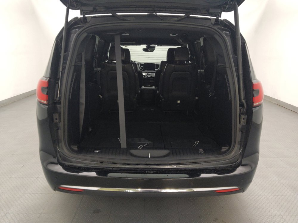 Used 2025 Chrysler Pacifica Select FWD image 29