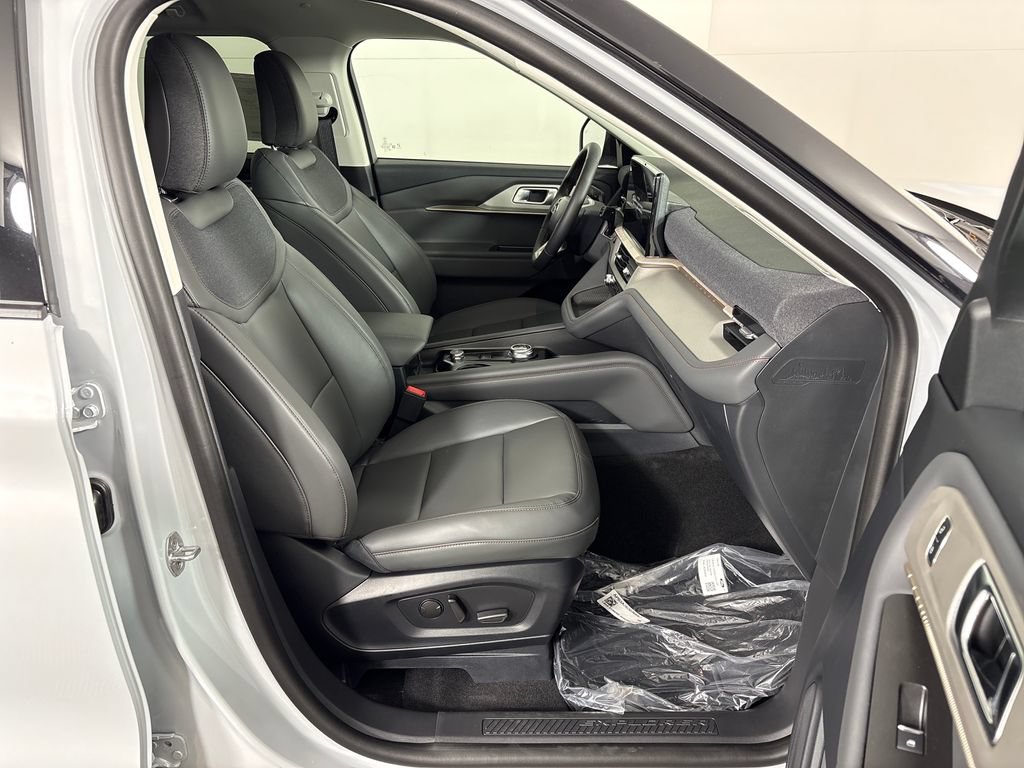 New 2026 Ford Explorer Active w/ Active Comfort Package RWD image 5
