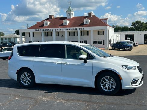 Used 2023 Chrysler Pacifica Touring-L FWD image 4