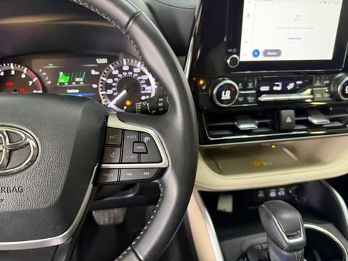 Used 2025 Toyota Highlander XLE AWD/4WD image 20