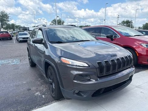 Used 2018 Jeep Cherokee Latitude w/ Altitude Package FWD image 15