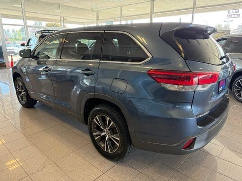 Used 2017 Toyota Highlander LE w/ Carpet Mat Package FWD image 7