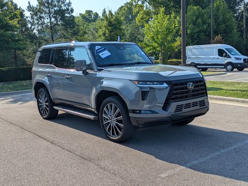 Used 2024 Lexus GX 550 w/ Accessory Package (Z1) AWD/4WD image 2