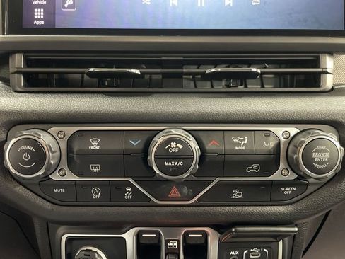 Used 2025 Jeep Gladiator Sport image 4