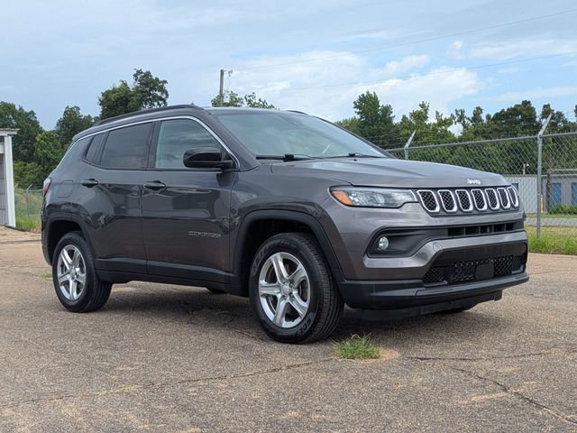 Used 2024 Jeep Compass Latitude AWD/4WD image 2