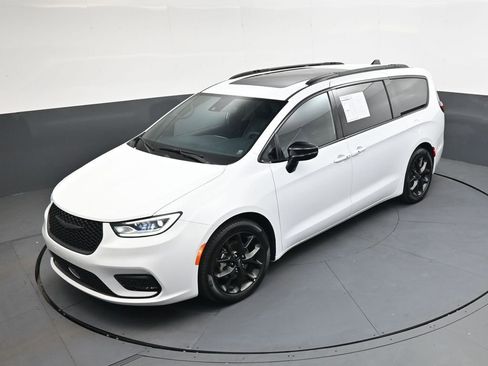 Used 2025 Chrysler Pacifica Limited FWD image 37