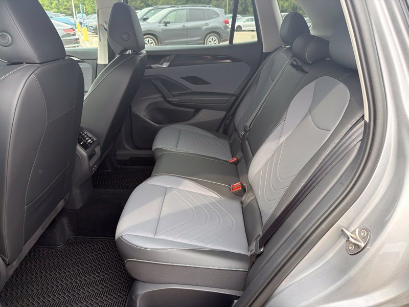 Used 2025 Volkswagen Tiguan SE AWD/4WD image 17