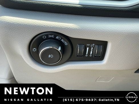 Used 2023 Chrysler Pacifica Touring-L FWD image 15