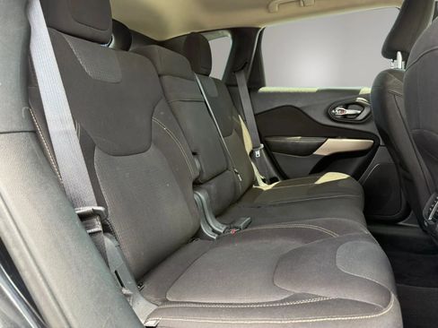 Used 2017 Jeep Cherokee Latitude AWD/4WD image 34