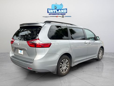 Used 2020 Toyota Sienna XLE w/ XLE Navigation Package FWD image 5