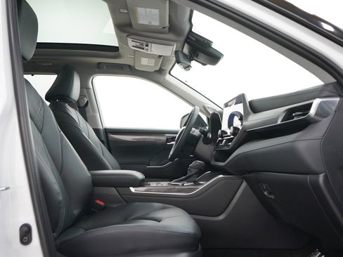 Used 2026 Toyota Highlander Platinum AWD/4WD image 11