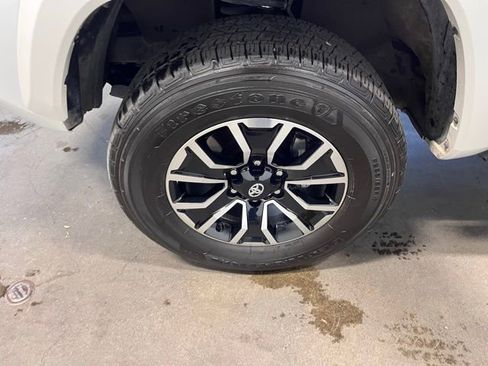 Used 2022 Toyota Tacoma TRD Sport w/ Black Out Package (TMS) image 31