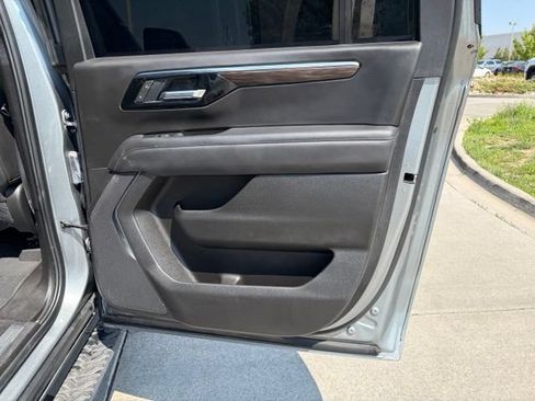 Used 2025 Chevrolet Suburban Z71 AWD/4WD image 19