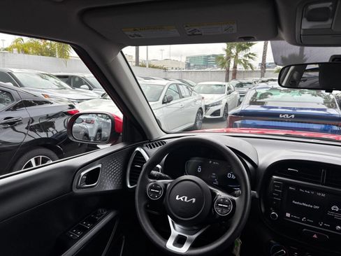 Used 2025 Kia Soul LX w/ LX Technology Package FWD image 32