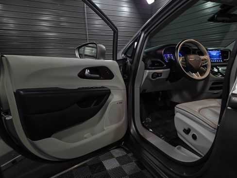 Used 2017 Chrysler Pacifica Limited image 46