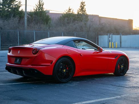Used 2015 Ferrari California T image 4