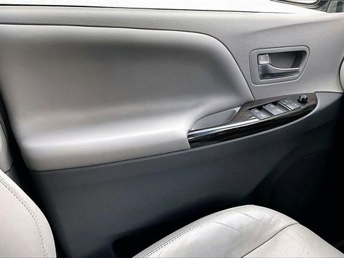 Used 2015 Toyota Sienna XLE MOBILITY VAN image 19