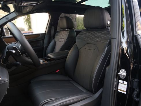 Used 2023 Bentley Bentayga Extended Wheelbase AWD/4WD image 17
