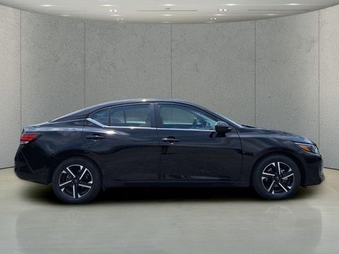 Used 2025 Nissan Sentra SV FWD image 4