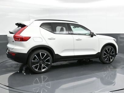 New 2025 Volvo XC40 B5 Plus w/ Climate Package