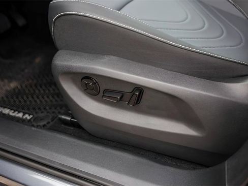 Used 2025 Volkswagen Tiguan SE image 10