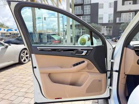 Used 2022 Porsche Macan AWD/4WD image 25