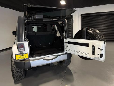 Used 2018 Jeep Wrangler Unlimited Sahara w/ Connectivity Group AWD/4WD image 16