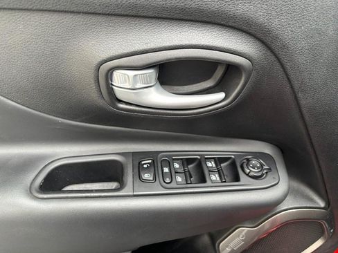 Used 2023 Jeep Renegade Latitude AWD/4WD image 20